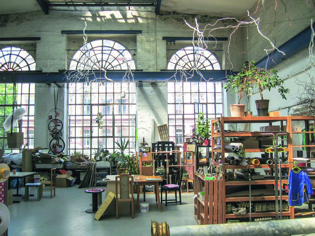 Innen-Ansicht der Restloshalle mit Regalen, Tischen und Stühlen und Materialien