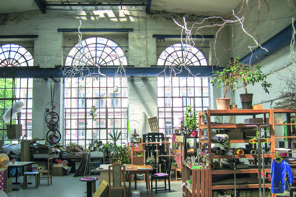 Innen-Ansicht der Restloshalle mit Regalen, Tischen und Stühlen und Materialien