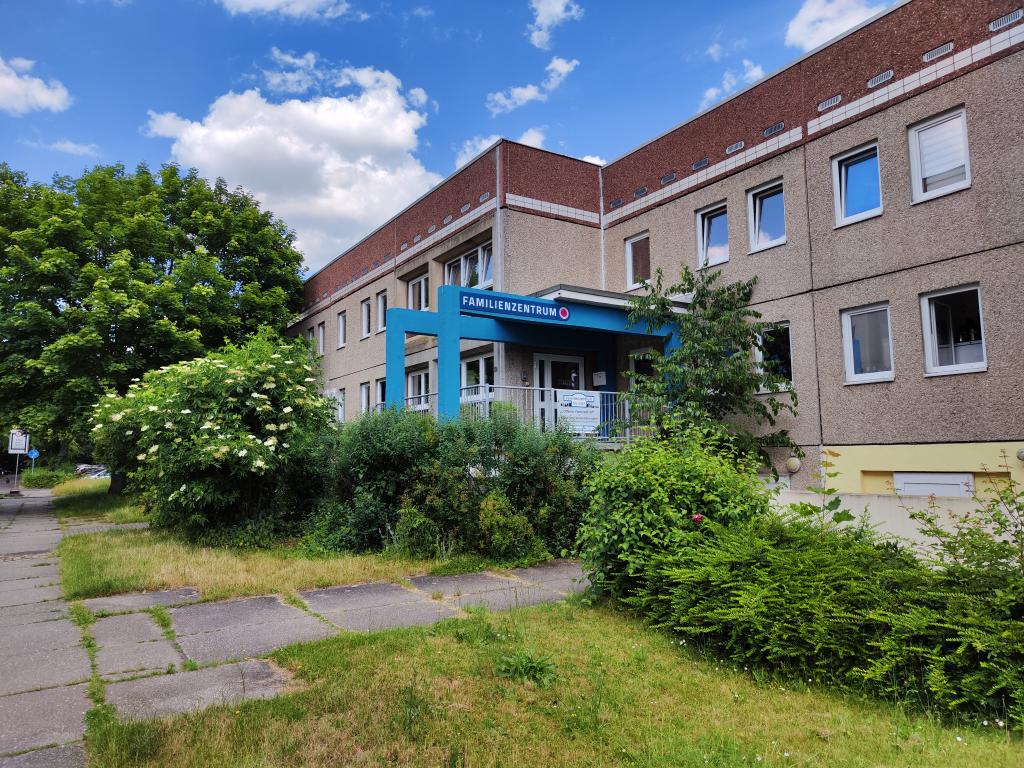 Außenansicht des Familienzentrum Paunsdorf mit blauem Eingang