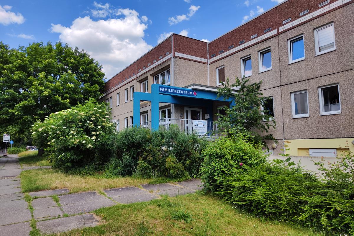 Außenansicht des Familienzentrum Paunsdorf mit blauem Eingang