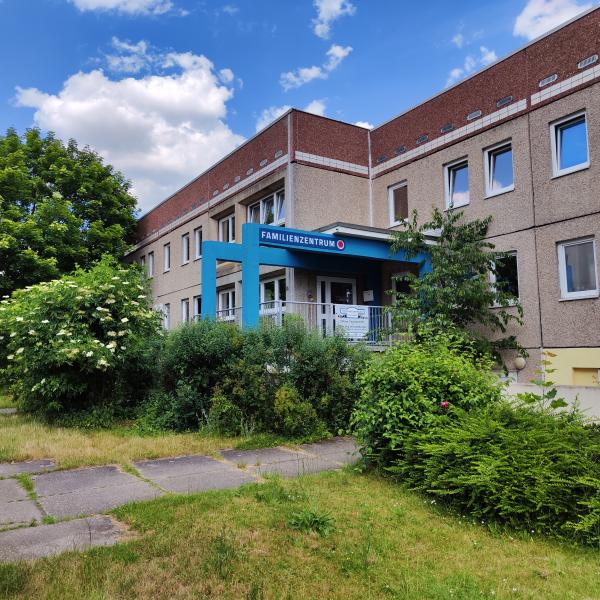 Außenansicht des Familienzentrum Paunsdorf mit blauem Eingang