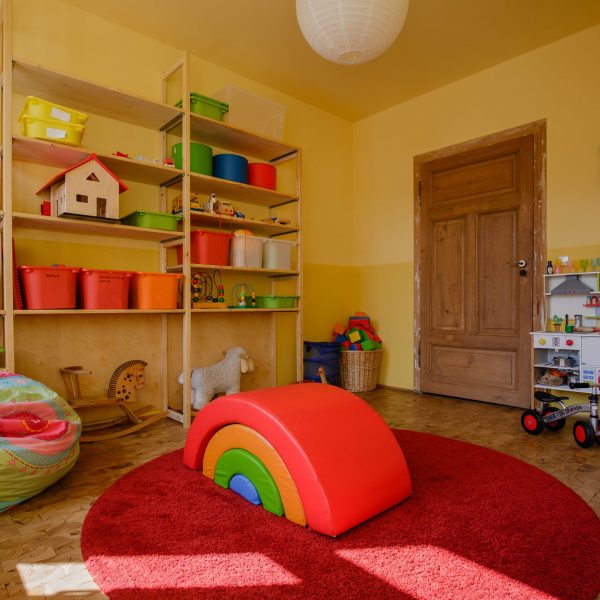 Ein buntes Spielzimmer mit vielen Spielachsen.