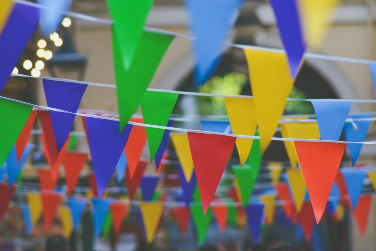Viele bunte Wimpelketten.