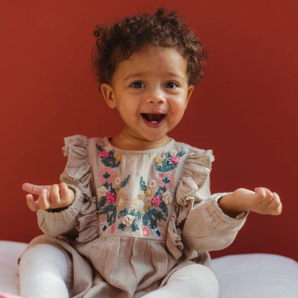 Ein strahlendes Kind sieht uns an.