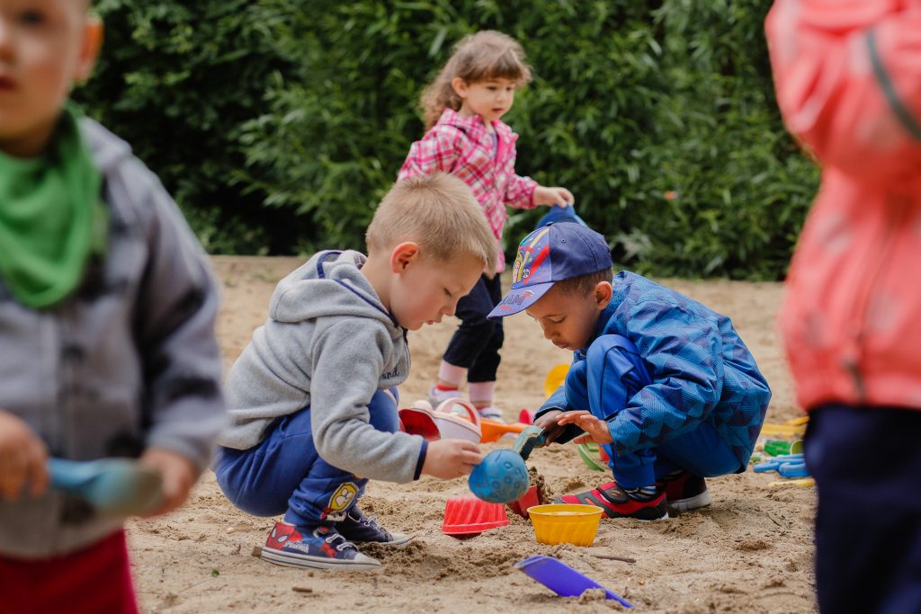 Spielende Kinder im Sandkasten
