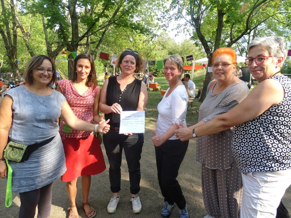 Gruppenbild mit Spendencheck von Verein fuer Freunde von Zonta International .JPG c Sabine Finger - FiZ Leipzig
