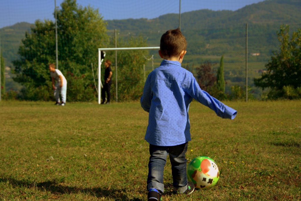 Die „Kleinen Entdecker“ sammeln Spenden für ihren Traum vom neuen Fußballfeld - FiZ Leipzig child 1754246 1920 - FiZ Leipzig