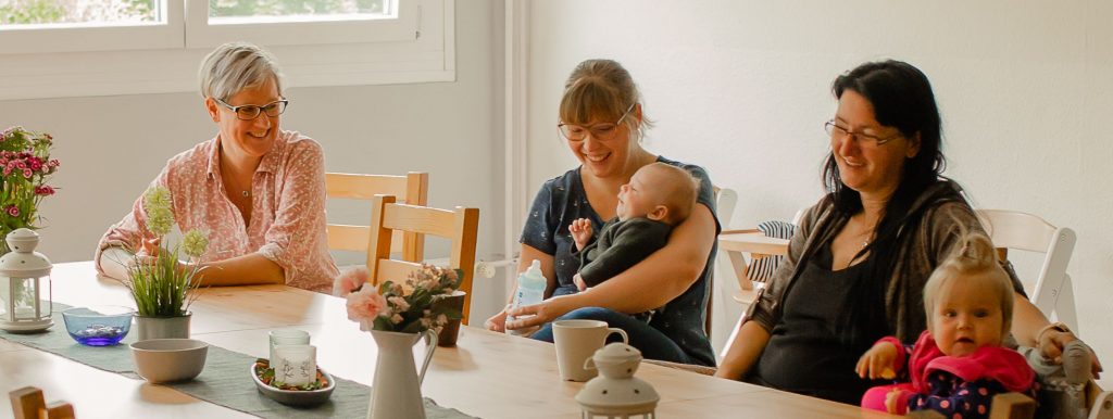 ElternConnect: Thematische Elternrunde - FiZ Leipzig Mütter und ihre Kinder sitzen am Tisch und lachen