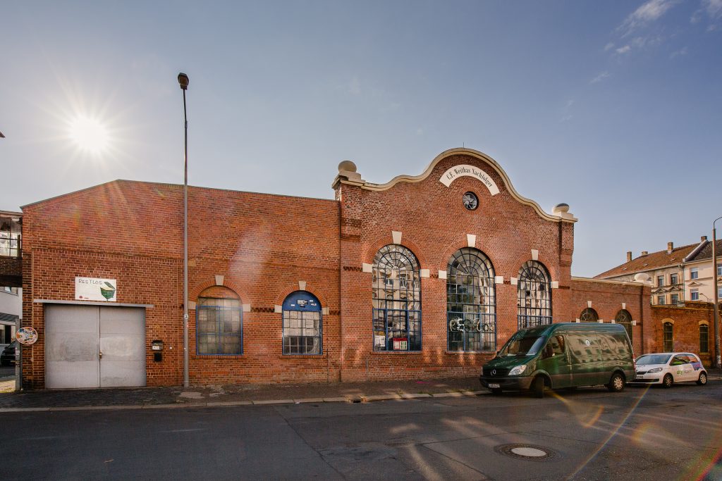 Außenansicht der Restloshalle, das Foto wurde von der anderen Straßenseite aufgenommen
