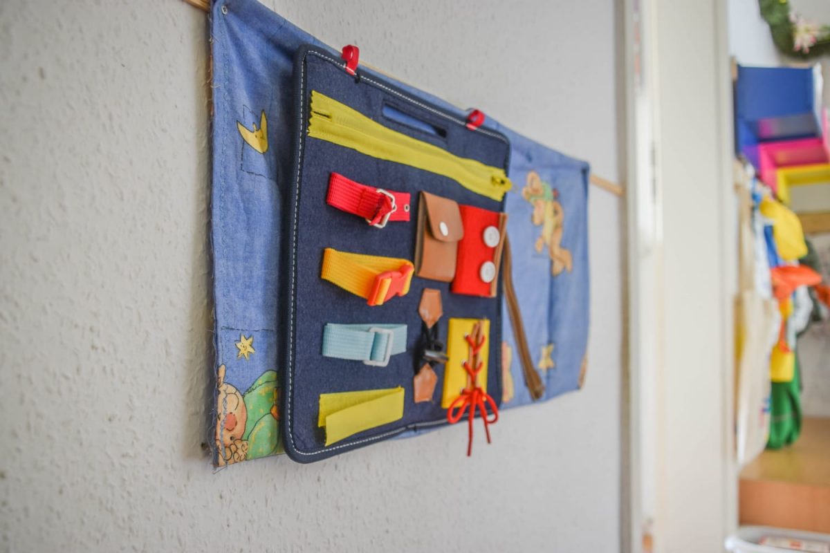 Kinder-Activity-Board an der Wand.