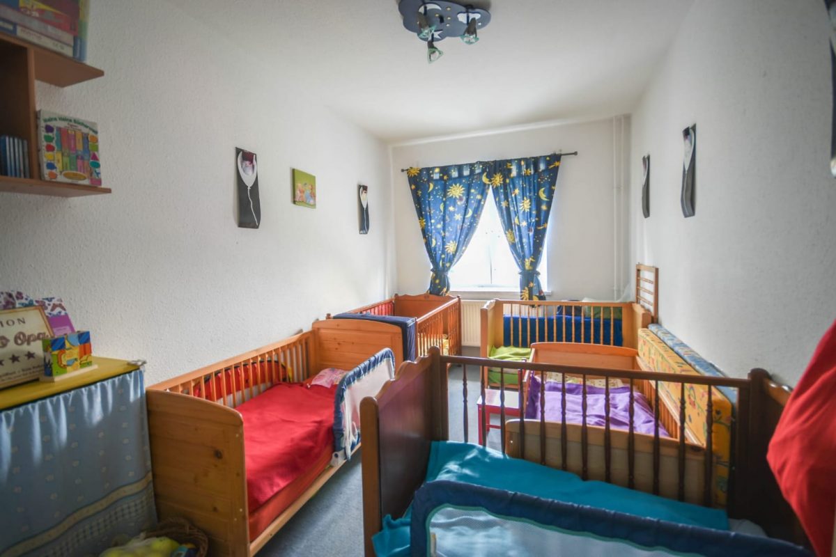 Schlafraum mit fünf Kinder-Betten.