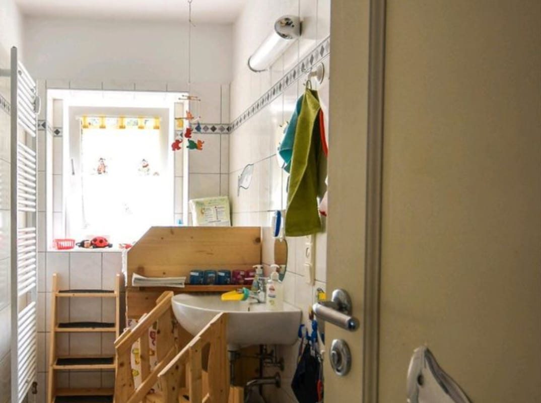 Kleines Badezimmer mit Ausstattung für Babys und Kleinkinder.