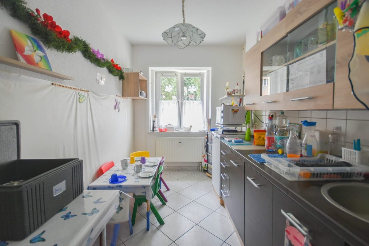 Küche mit gedecktem Kindertisch