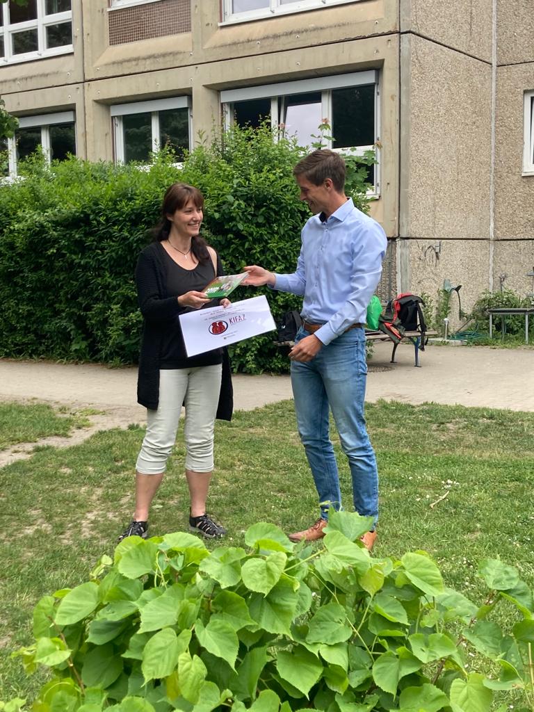 "Kleine Entdecker" erneut mit KiFaZ-Gütesiegel ausgezeichnet - FiZ Leipzig 2022 05 23 KiFaZ Guetesiegeluebergabe - FiZ Leipzig