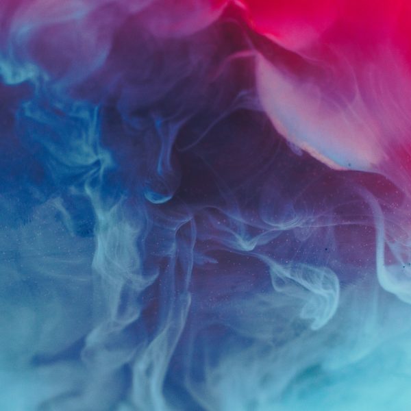 Das Bild zeigt vermischte Farben von dunklem Violett über blau, türkis bis pink als Ersatz für ein Personen-Foto.