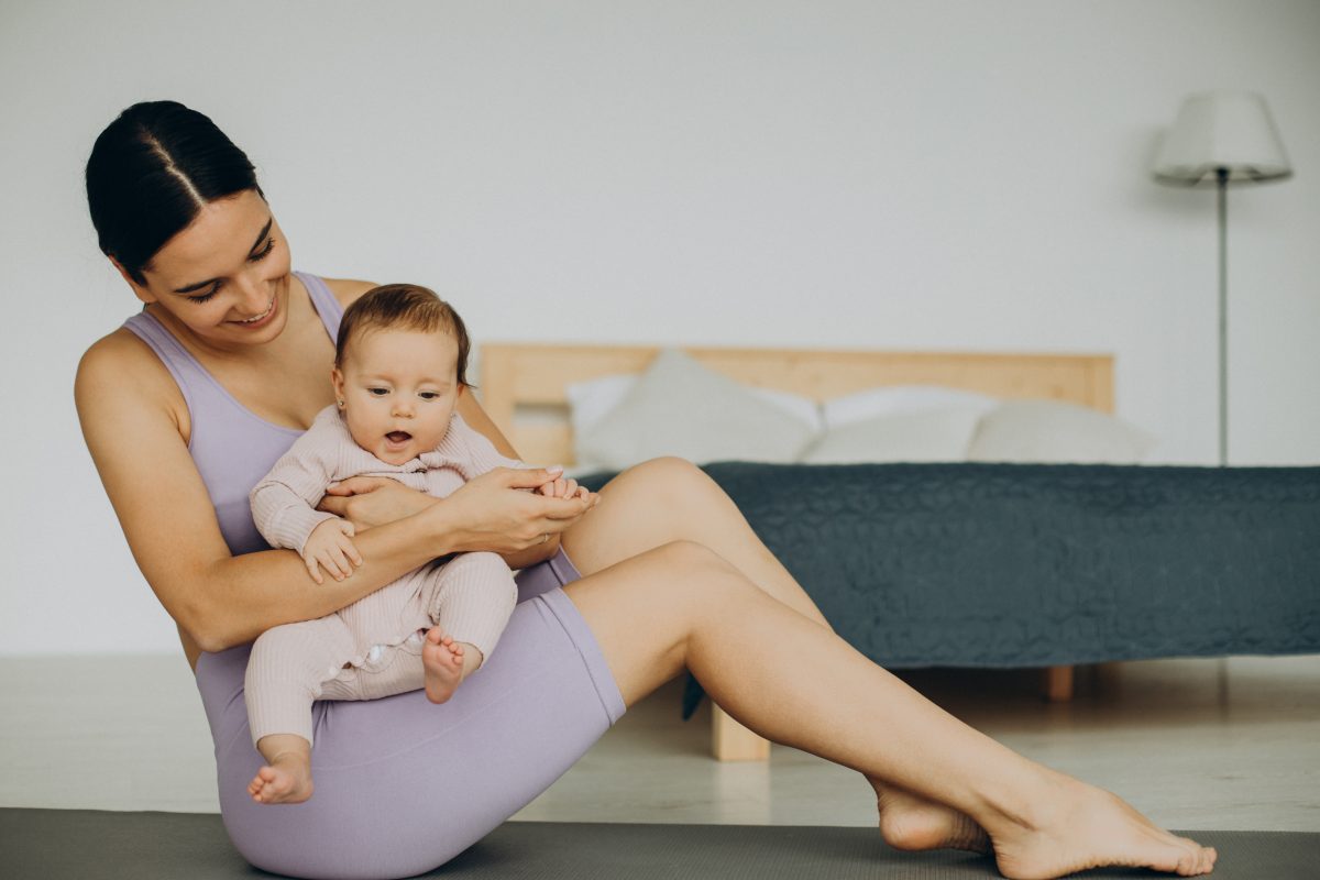 mother with her baby daughter practice yoga home - FiZ Leipzig