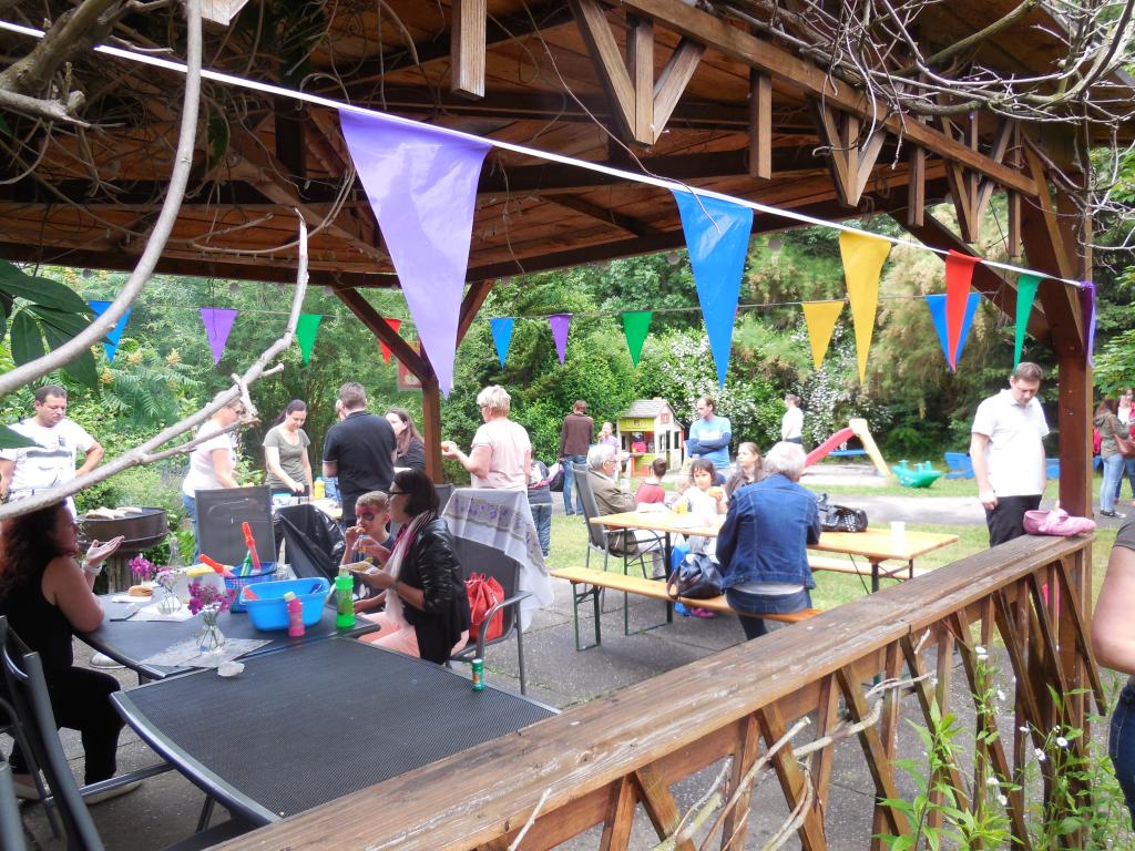 Menschen im geschmückten Garten des Familienzentrums Paunsdorf.