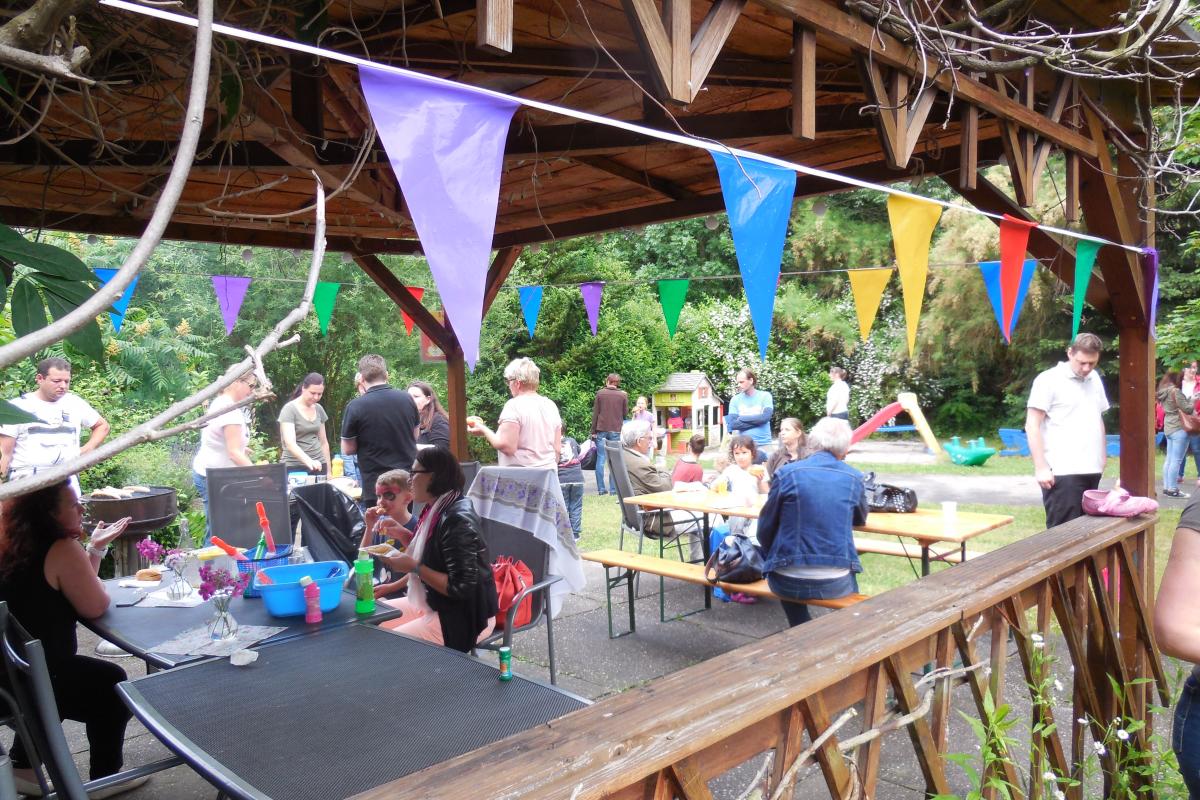 Menschen im geschmückten Garten des Familienzentrums Paunsdorf.