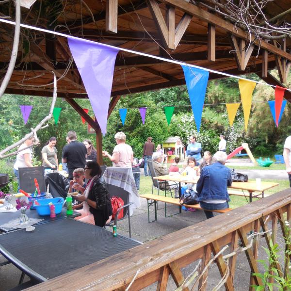 Menschen im geschmückten Garten des Familienzentrums Paunsdorf.