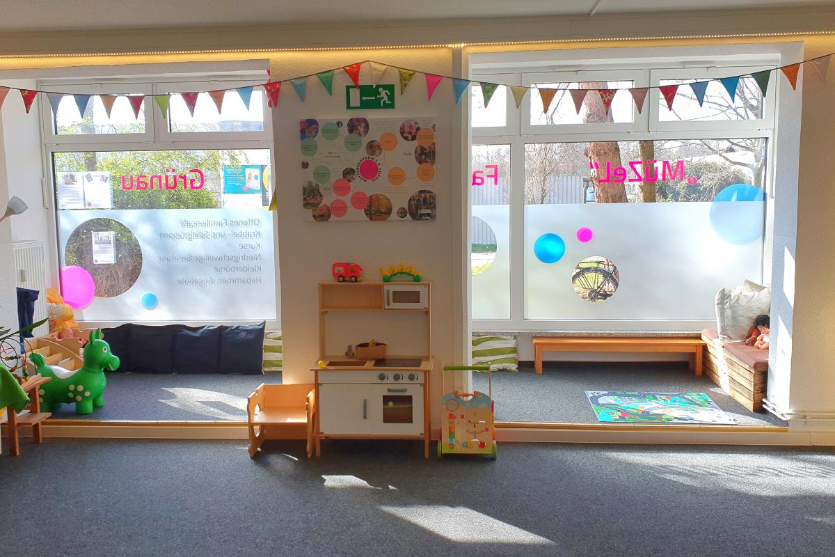 Ein bunt eingerichteter Kinderspiel-Bereich mit Kinderküche