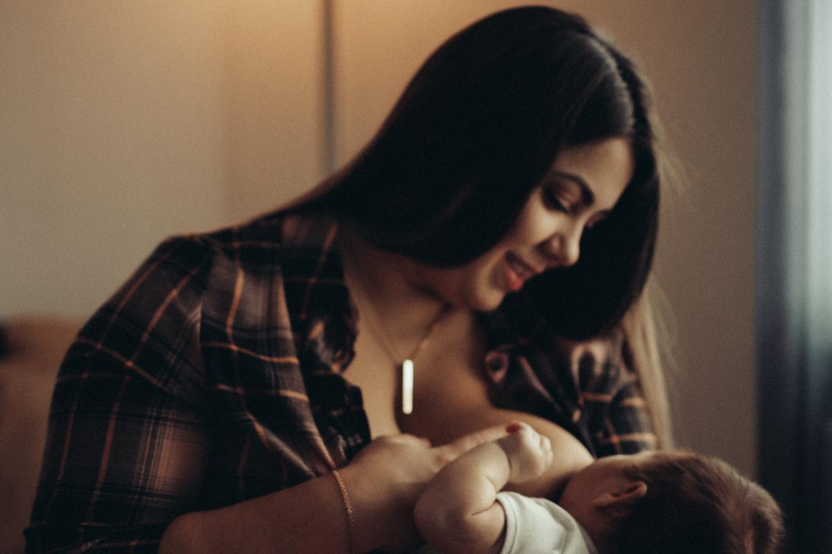 Eine Mutter stillt ihr Baby.