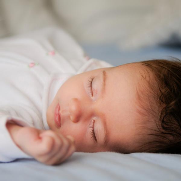 neugeborenes baby das zu hause auf blauen blaettern schlaeft - FiZ Leipzig