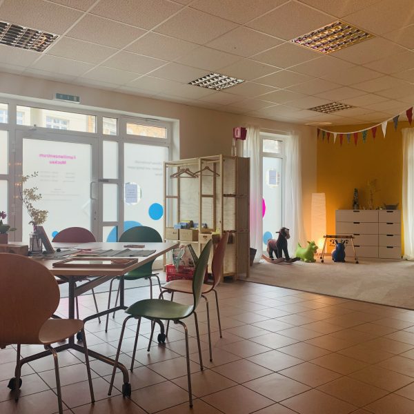 Großer Raum mit Sitz- und Spielbereich