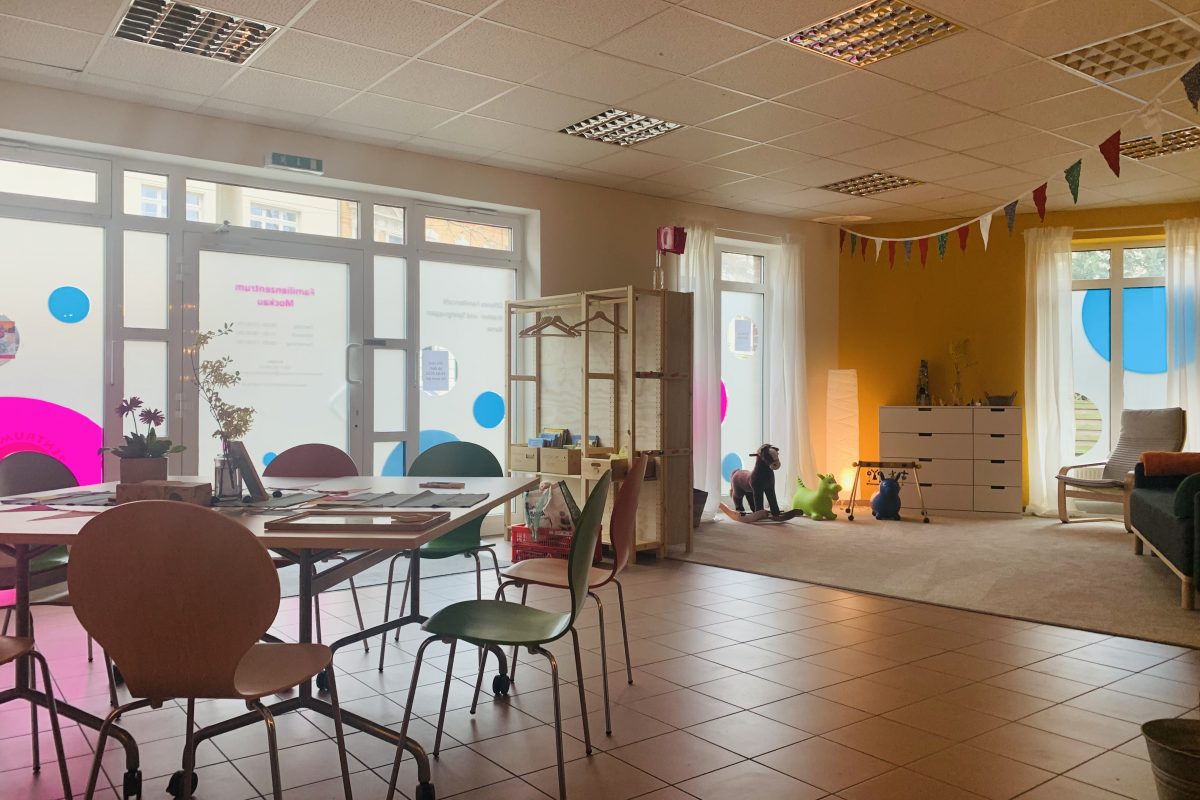 Großer Raum mit Sitz- und Spielbereich