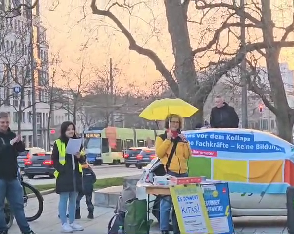Der Verein Leipziger Tageseltern e.V. spricht bei der Mahnwache "Es donnert in den Kitas" am 29.02.2024