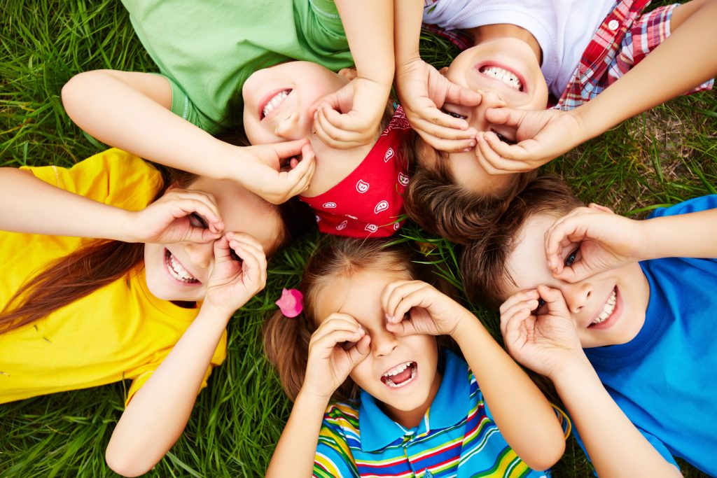 Vorschulkurs ab Mai - FiZ Leipzig kinder spielen auf dem rasen - FiZ Leipzig