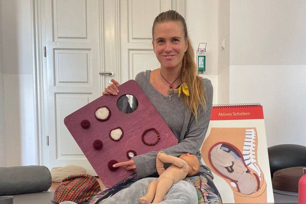 Hebamme Sarah Kühn mit Material für den Geburtsvorbereitungskurs