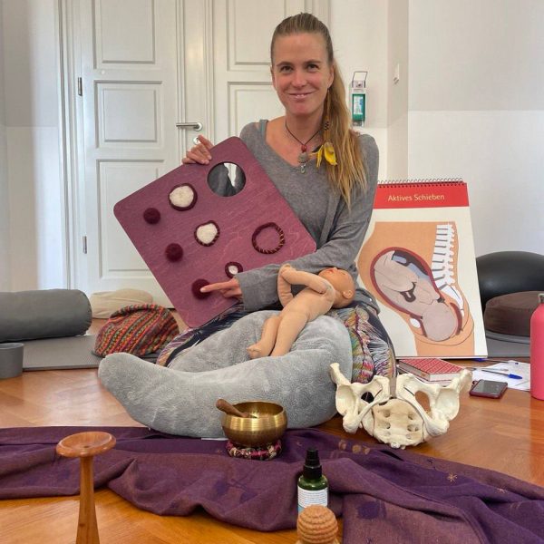 Hebamme Sarah Kühn mit Material für den Geburtsvorbereitungskurs