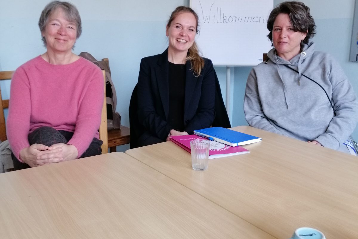 Raymonde Will und Dorothee Reimann im Gespräch mit Mandy Uhlig, die Gleichstellungsbeauftragte der Stadt Leipzig.