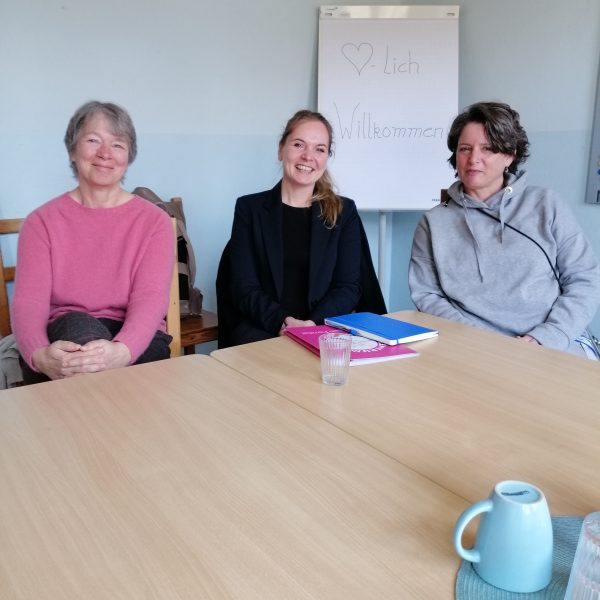 Raymonde Will und Dorothee Reimann im Gespräch mit Mandy Uhlig, die Gleichstellungsbeauftragte der Stadt Leipzig.