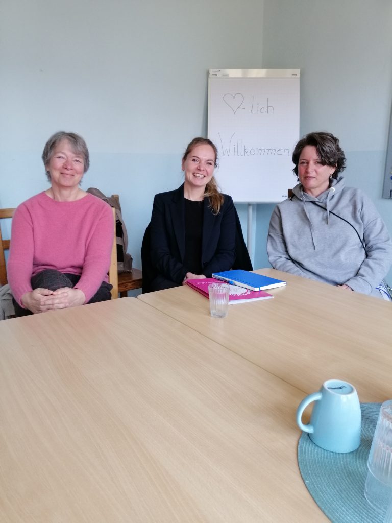 Raymonde Will und Dorothee Reimann im Gespräch mit Mandy Uhlig, die Gleichstellungsbeauftragte der Stadt Leipzig.