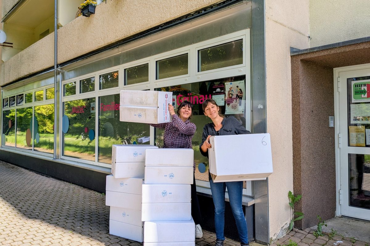 Cindy Deckert und Stephanie Schmutzer stapeln Umzugskartons vor dem Grünauer Familienzentrum.