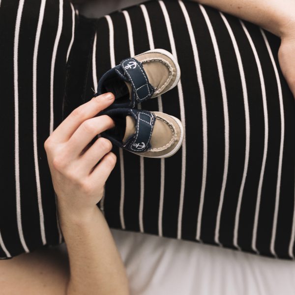 schwangere frau mit babyschuhen - FiZ Leipzig