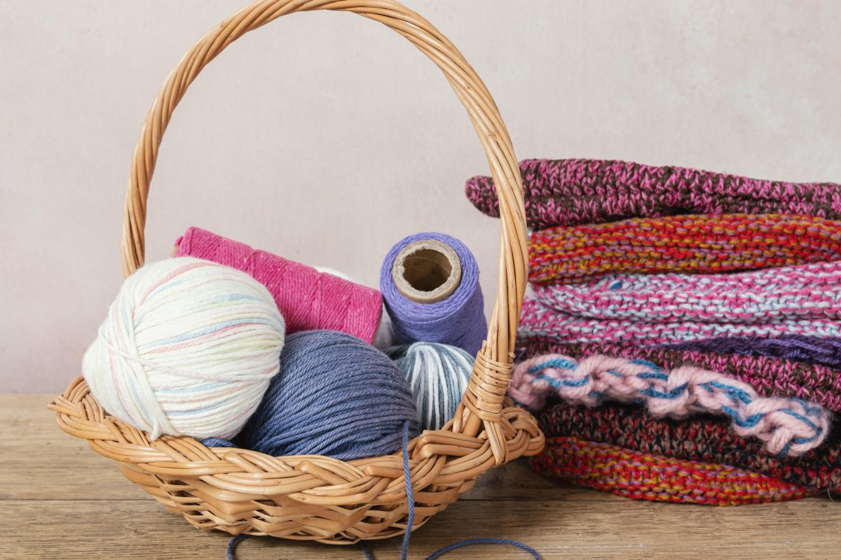 basket with wool knitting needles - FiZ Leipzig