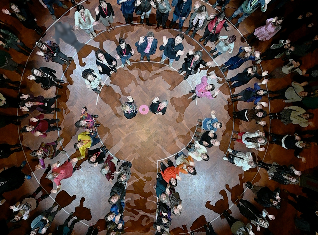 Freunde und Mitarbeitende des FiZ Leipzig stellen gemeinsam die Konturen des neuen Vereinslogos Leipzig nach.