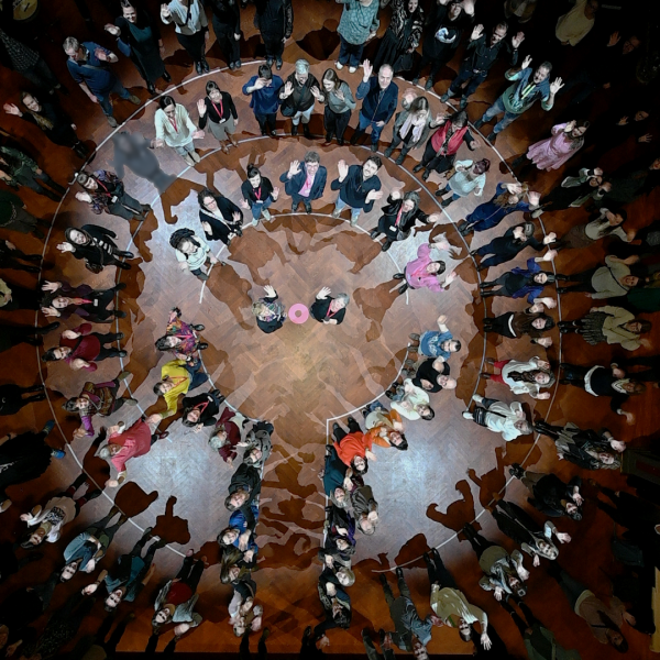 Freunde und Mitarbeitende des FiZ Leipzig stellen gemeinsam die Konturen des neuen Vereinslogos Leipzig nach.