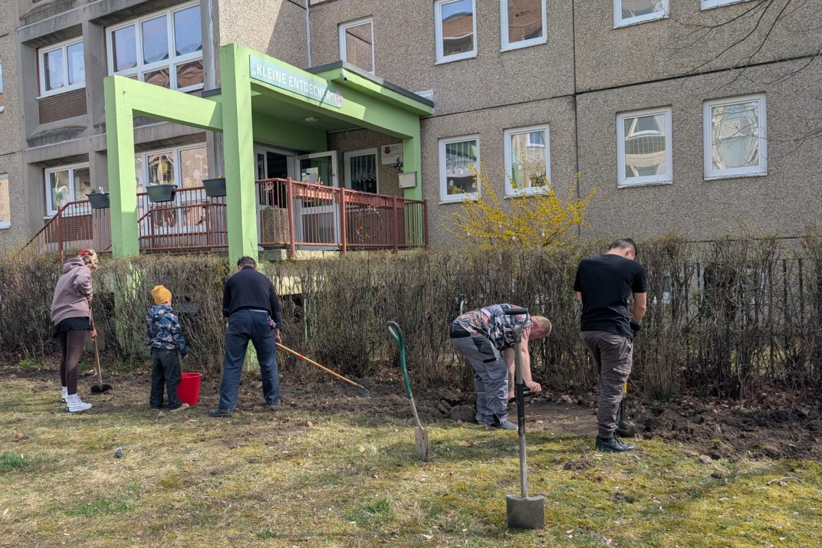 Menschen bei einem Garteneinsatz in Paunsdorf.