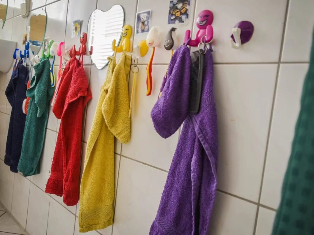 Freie Plätze bei Tagesmutter Birgit in Plagwitz - FiZ Leipzig Bunte Handtücher hängen an Fliesen im Badezimmer.