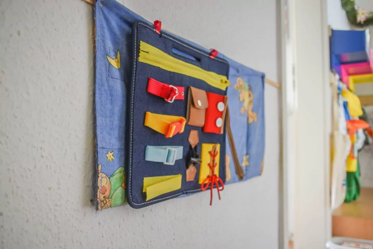 Ein hängendes Kinder-Activity-Board an der Wand.