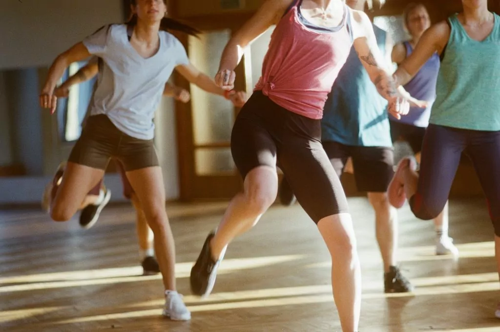 Neu ab März im Familienzentrum Thekla: Rückenfit - FiZ Leipzig Personen in Sportkleidung bei Fitness-Übungen.