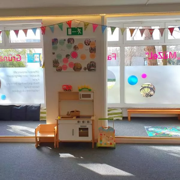 Ein bunt eingerichteter Kinderspiel-Bereich mit Kinderküche