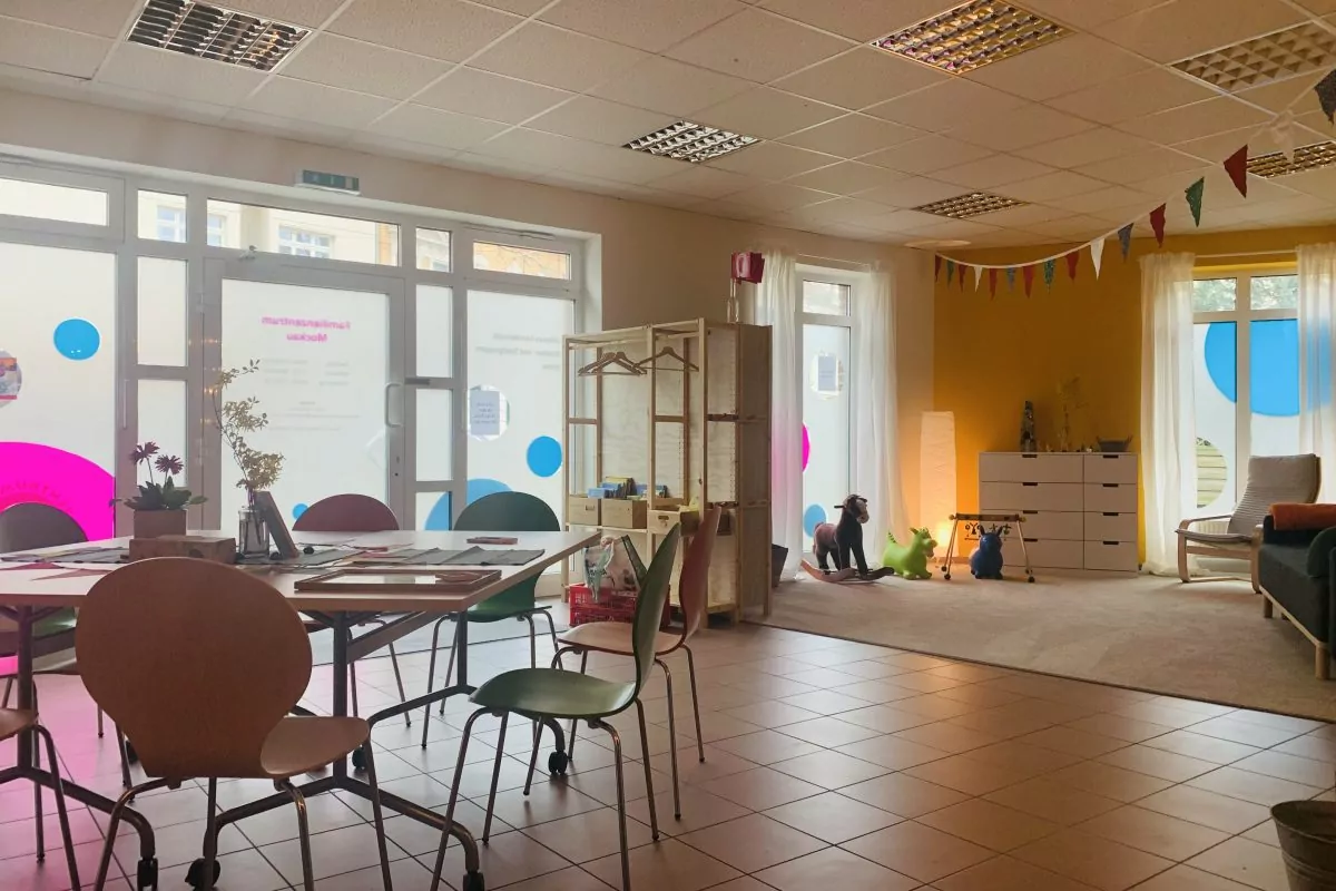 Großer Raum mit Sitz- und Spielbereich