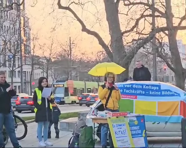 Der Verein Leipziger Tageseltern e.V. spricht bei der Mahnwache "Es donnert in den Kitas" am 29.02.2024