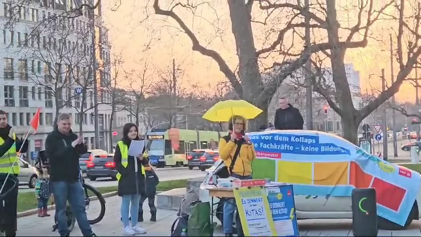 Der Verein Leipziger Tageseltern e.V. spricht bei der Mahnwache "Es donnert in den Kitas" am 29.02.2024