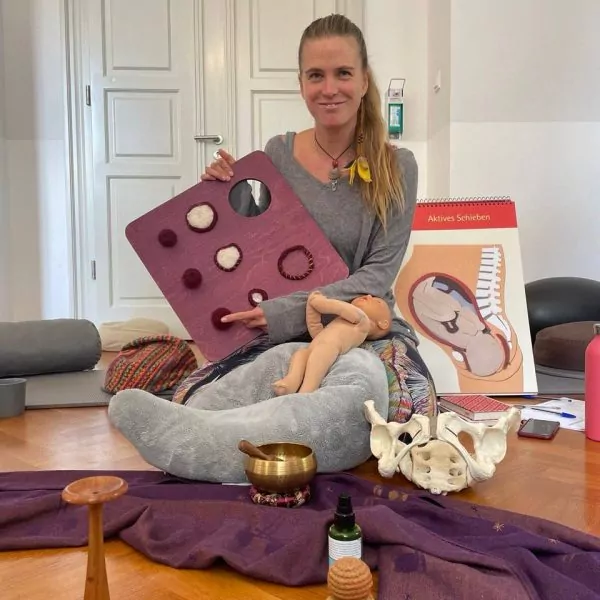 Hebamme Sarah Kühn mit Material für den Geburtsvorbereitungskurs