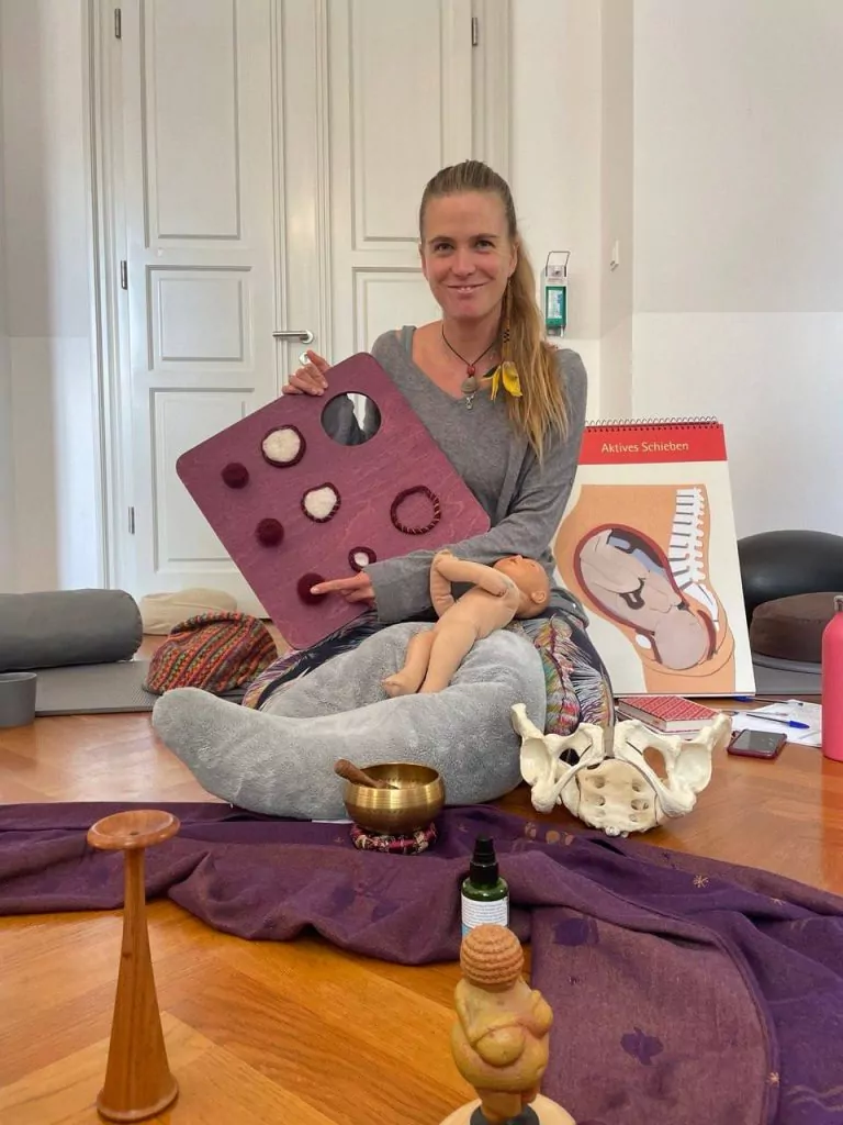 Hebamme Sarah Kühn mit Material für den Geburtsvorbereitungskurs